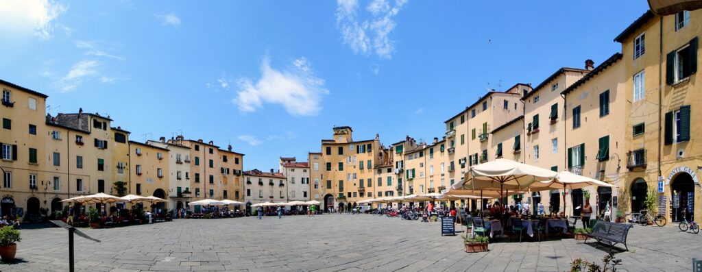lucca, square of the anphiteather