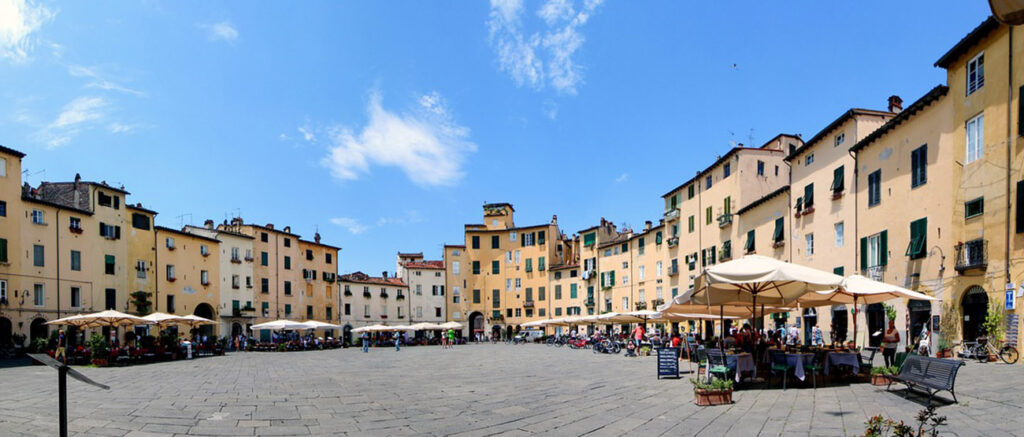 lucca amphitheater square, restaurants and shops