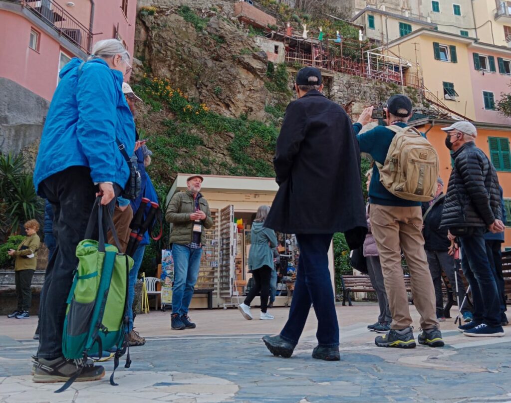 una nostra guida locale esperta a manarola col gruppo di turisti