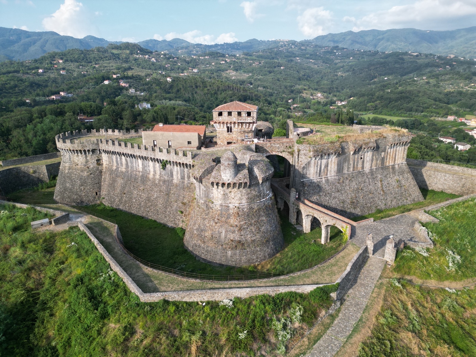 veduta aerea della fortezza di sarzana