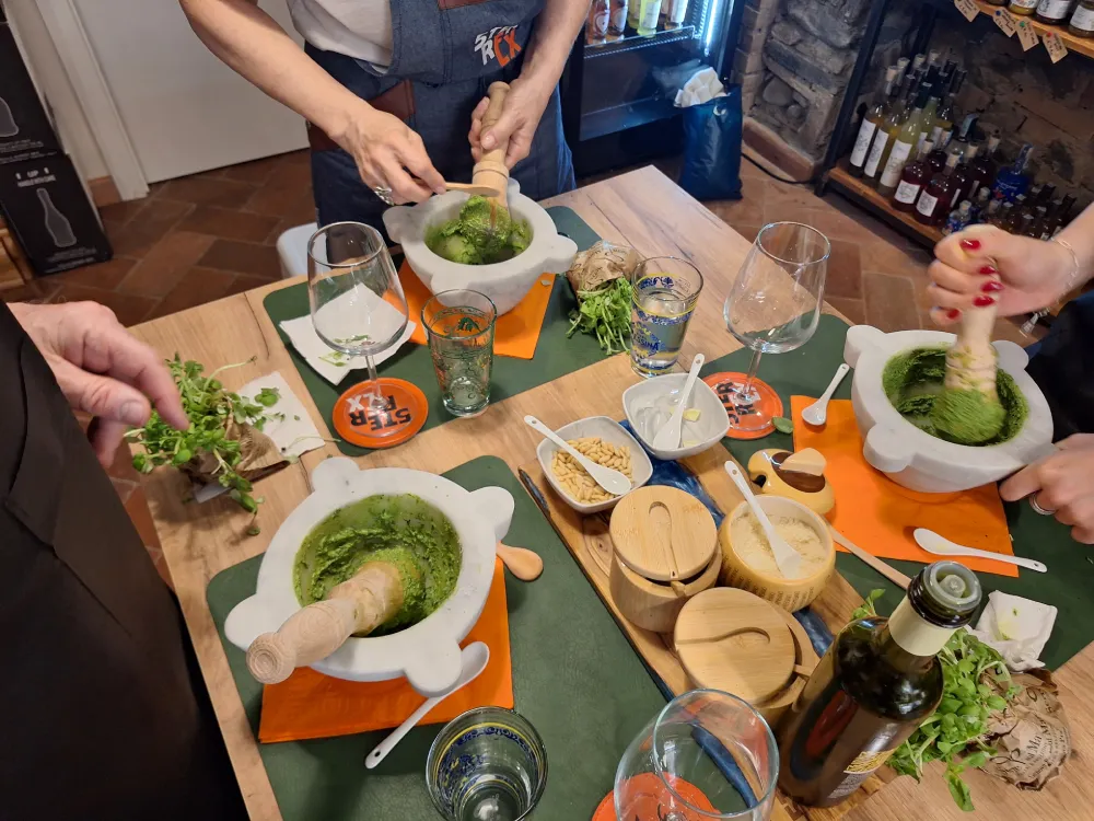 turistiche mentre fanno il pesto alla ligure