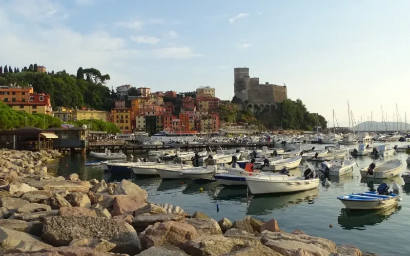 veduta del castello di lerici e la baia di fronte al borgo